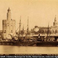 Veleros y barcos de vapor en el muelle junto a la Torre del Oro. [1895-1900] ©ICAS-SAHP, Fototeca Municipal de Sevilla, Rafael Garzón, Colección Siglo XIX