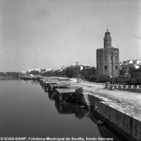 Nuevos pantalanes y embarcaderos en el muelle de la Sal junto a la Torre del Oro. 1969 ©ICAS-SAHP, Fototeca Municipal de Sevilla, fondo Serrano