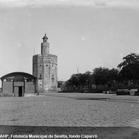 Puerto de Sevilla. Tinglado en el muelle y Torre del Oro. 1893. ©ICAS-SAHP, Fototeca Municipal de Sevilla, fondo Caparró