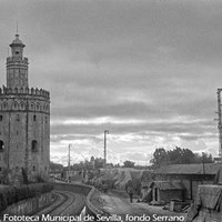 Torre del Oro, vías del ferrocarril del puerto y tinglados. Década 1950. ©ICAS-SAHP, Fototeca Municipal de Sevilla, fondo Serrano