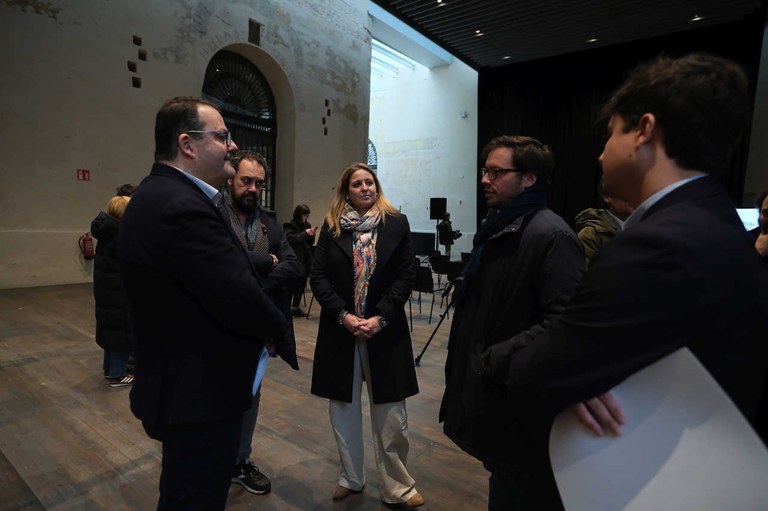 La delegada de Cultura, Angie Moreno, conversando minutos antes de la presentación